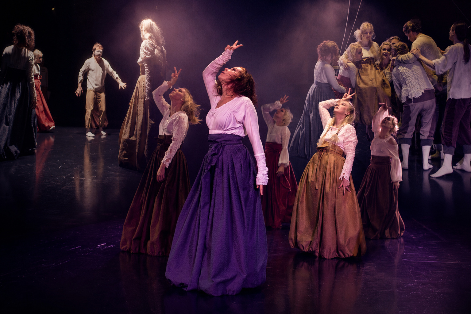 Three overlapping stage scenes from H8 – Renessanssiprinssi