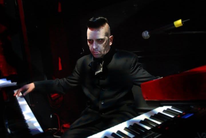 Ismo Laakso performing at two keyboards